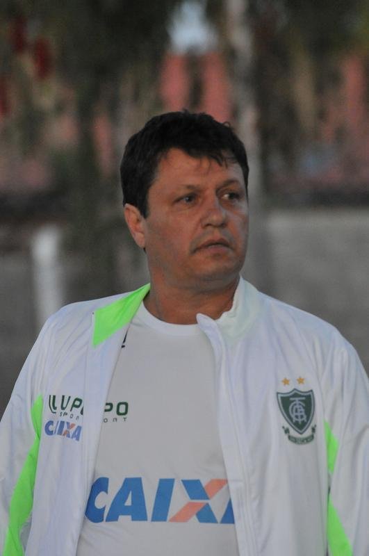 Depois de conversa com diretoria no campo, Adilson Batista foi apresentado como novo treinador do Amrica