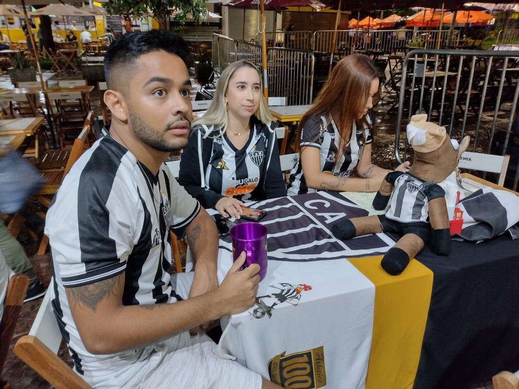 Atleticanos acompanharam Flamengo 2x1 Cear nos bares de Belo Horizonte, na expectativa de comemorar o ttulo antecipado do Campeonato Brasileiro. No entanto, o rival carioca venceu o time nordestino e adiou a festa atleticana.