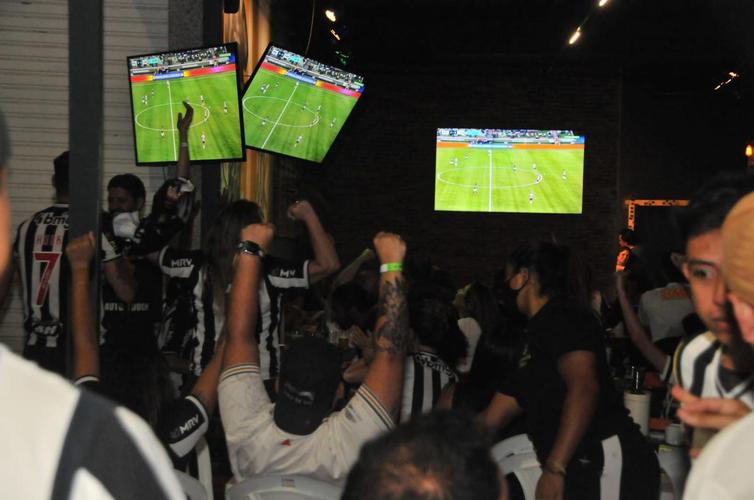 No bar Devotos, em Belo Horizonte, torcida do Atlético vibra com gol de Zaracho sobre o Palmeiras no Allianz Parque
