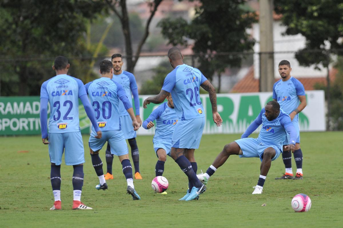 Em atividade na Toca da Raposa II, tcnico Mano Menezes mostrou provvel escalao do Cruzeiro para o jogo contra o Boa: Rafael; Nonoca, Ded, Digo e Marcelo Hermes; Lucas Romero e Bruno Silva; Rafael Sobis, Thiago Neves e Mancuello; Raniel (fotos: Juarez Rodrigues/EM D.A Press)