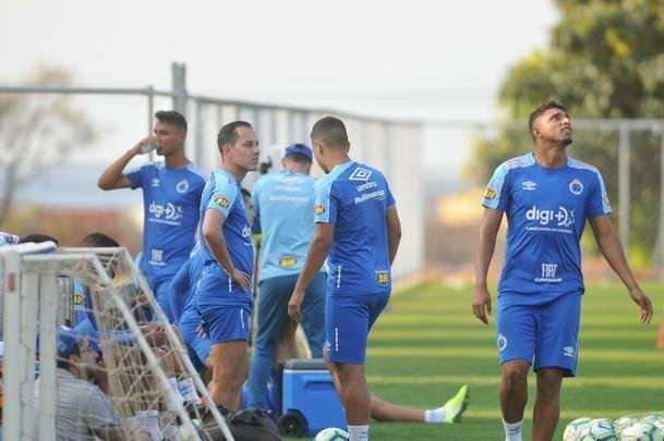 Fotos do primeiro treino de Abel Braga na Toca da Raposa II. Tcnico foi apresentado pelo Cruzeiro neste sbado e dirigir a equipe na segunda, s 20h, diante do Gois, no Serra Dourada, pela 22 rodada do Campeonato Brasileiro