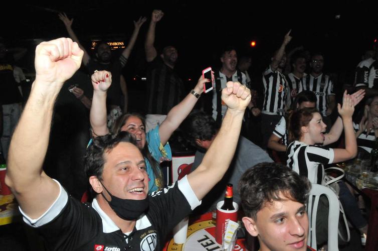 Torcedores do Galo comemoram classificao  final da Copa do Brasil no Bar do Salomo, tradicional reduto atleticano de Belo Horizonte