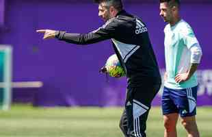 Pezzolano se apresentou aos jogadores e j orientou uma atividade com bola no CT do Valladolid
