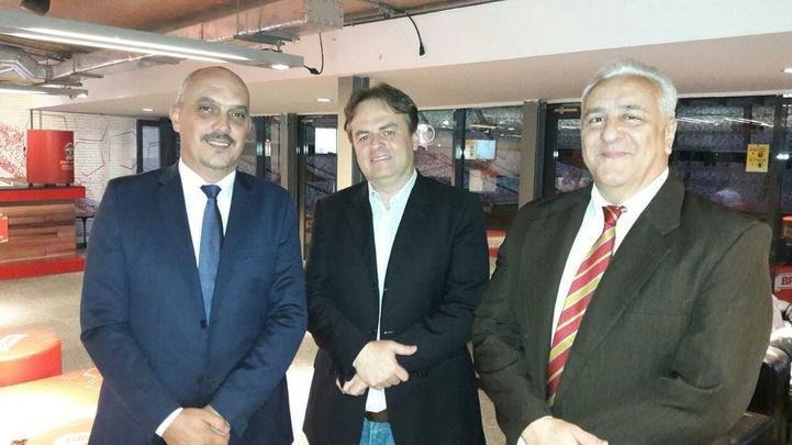 Personalidades na cerimnia do 16 Trofu Tel Santana. No centro, Geraldo Teixeira da Costa Neto, diretor executivo dos Dirios Associados.  direita Ricardo Carlini, diretor de jornalismo da TV Alterosa