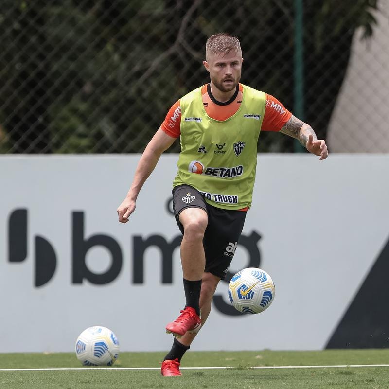 Aps a vitria por 2 a 1 sobre o Cuiab, neste domingo (24), pelo Campeonato Brasileiro, o elenco do Atltico se reapresentou e treinou na tarde desta segunda-feira (25), na Cidade do Galo, em Vespasiano. As atividades visaram o duelo de volta da semifinal da Copa do Brasil, contra o Fortaleza, que ocorrer na quarta-feira (27). Por ter vencido o jogo de ida por 4 a 0, no Mineiro, o Galo tem vaga encaminhada na deciso do principal torneio mata-mata do pas.
