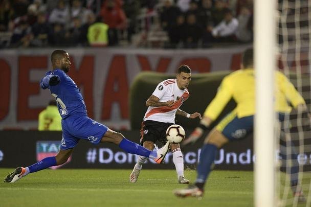 Fotos do primeiro tempo do duelo entre River Plate e Cruzeiro, no Monumental de Nez, em Buenos Aires, pela ida das oitavas de final da Copa Libertadores