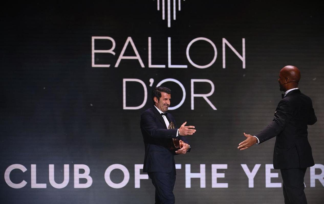 Portugus Lus Figo entregou o prmio de Clube do Ano ao Manchester City