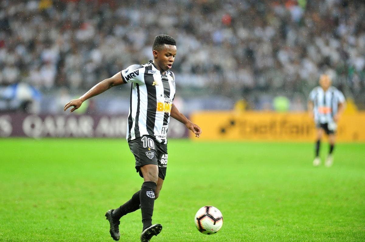 Pulga Rodrguez converteu pnalti cometido por Elias e diminuiu para o Coln: 2 a 1