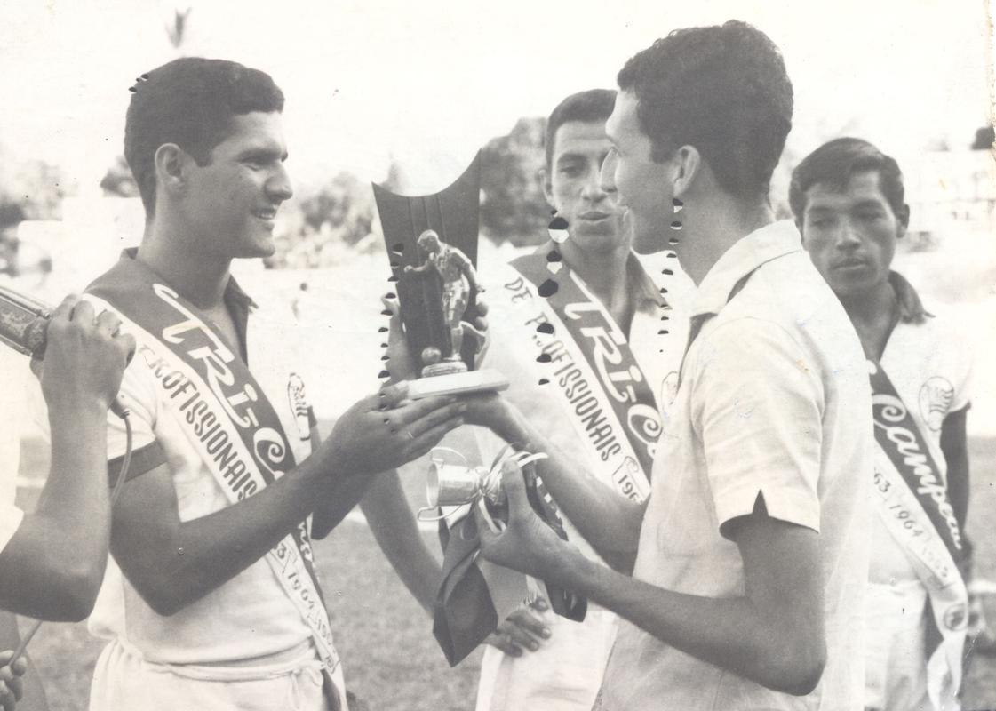 Bita, à época, com a faixa de Campeão Pernambucano de 1966 e recebendo o troféu de artilheiro da competição.