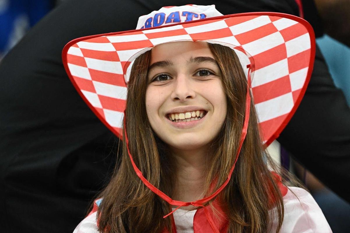 Imagens das torcidas de Argentina e Crocia no duelo pela semifinal da Copa do Mundo do Catar, no estdio Lusail