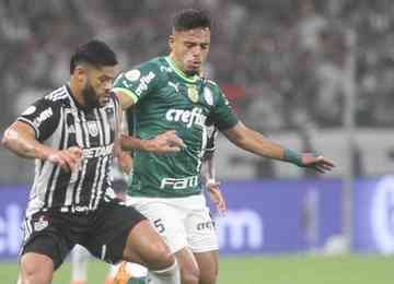 Camisa 7 do Galo discordou da marcação da arbitragem em lance de bola no braço de Marcos Rocha, do Palmeiras