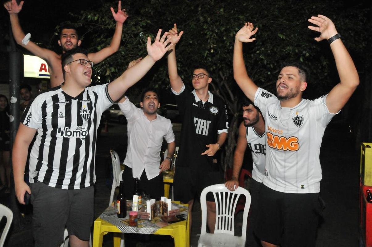 Torcedores do Galo comemoram classificao  final da Copa do Brasil no Bar do Salomo, tradicional reduto atleticano de Belo Horizonte