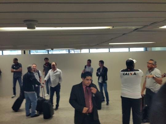 Técnico Marcelo Oliveira e sua comissão técnica na chegada do Atlético a Confins