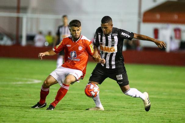 Veja imagens do jogo entre Tombense e Atltico