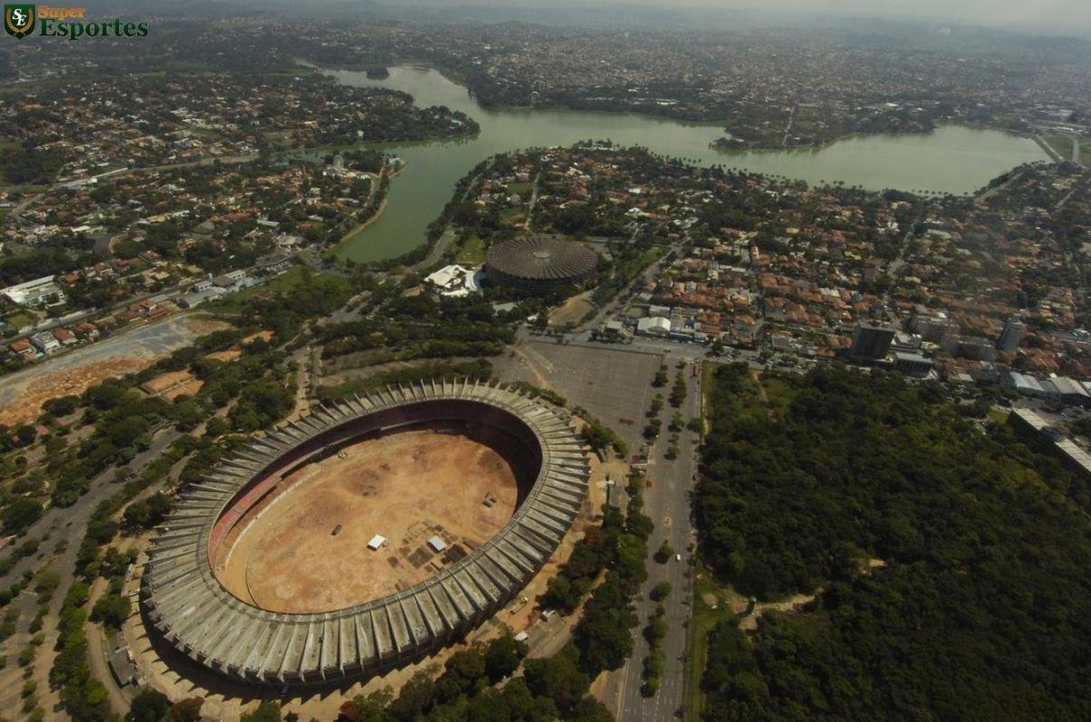 Foto area do Mineiro em 31 de maro de 2011, durante obras de modernizao, com estruturas antigas demolidas, como o setor de geral. Gramado tambm foi rebaixado visando  Copa do Mundo de 2014