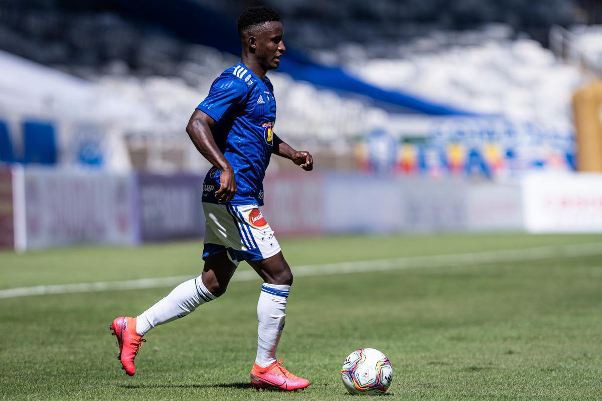 Angulo, 21 anos, atacante. Contratado pelo Cruzeiro em março. Deixou o clube pela primeira vez em julho. Retornou à Toca II em agosto, mas se despediu novamente em outubro.