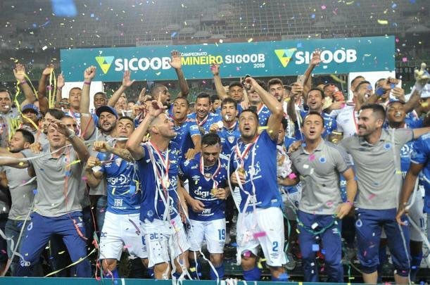 Entrega de medalhas e erguimento da taa: veja a festa do Cruzeiro com o bi do Mineiro