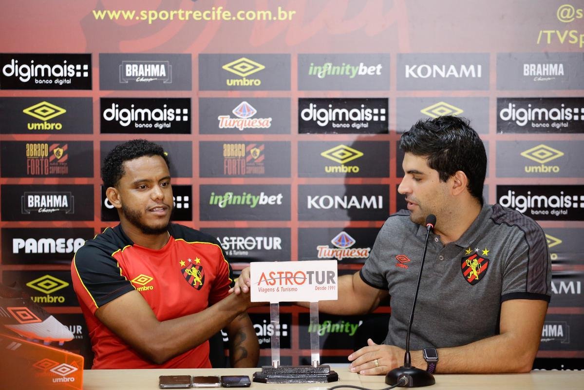 Rithely teve uma manhã agitada no CT do Sport. Ainda sem treinar, o jogador esteve nas instalações do clube para realizar exames fisiológicos junto ao preparador do clube, Inaldo Freire. Depois, apareceu no campo para cumprimentar os companheiros e assistir a movimentação comandada pelo técnico Guto Ferreira. Por fim, concedeu entrevista coletiva, onde abordou o retorno ao clube - confira na íntegra acessando o nosso site