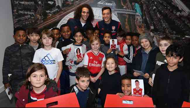 Guedouzi e Ozil, do Arsenal, participam de evento de caridade do clube