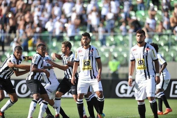 Imagens do duelo entre Atltico e Independncia, no Independncia, pelo Mineiro