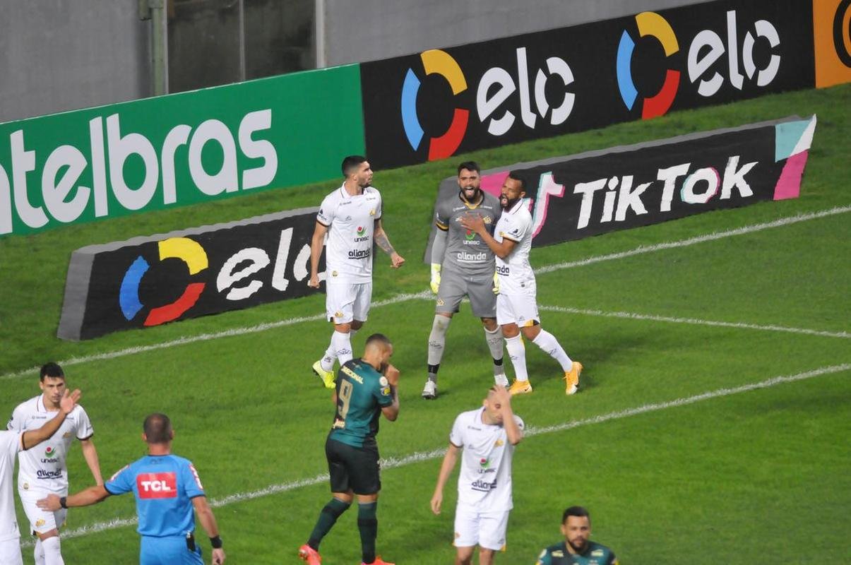 Fotos do jogo entre Amrica e Cricima, no Independncia, em Belo Horizonte, pela terceira fase da Copa do Brasil.