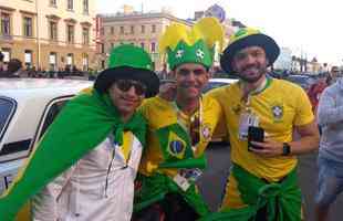 Torcedores brasileiros tomaram centro de So Petersburgo para comemorar vitria na Copa