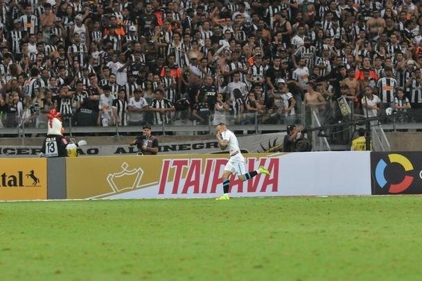 Everton marcou o terceiro gol do Grmio no Mineiro e fechou vitria por 3 a 1 na deciso da Copa do Brasil