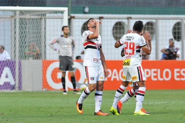 Gilberto marcou o gol da vitria de virada do So Paulo no Independncia