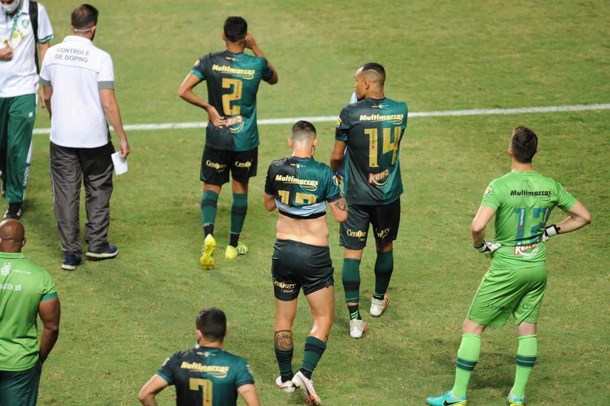 Amrica perdeu ttulo da Srie B para a Chapecoense no saldo de gols. Depois de vencer o Ava por 2 a 1, no Independncia, jogadores assistiram aos minutos finais da partida da Chape pela TV, na beira do gramado. Os catarinenses fizeram 3 a 1 sobre o Confiana, com gol de Anselmo Ramon, de pnalti, nos acrscimos, e se sagraram campees. Americanos e tcnico Lisca ficaram arrasados no Horto com o vice-campeonato.
