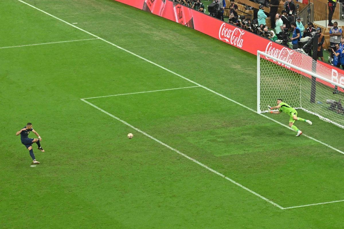 Mbapp faz o primeiro gol da Frana na final contra a Argentina e reduz vantagem do rival para 2 a 1. O francs cobrou pnalti cometido por Otamendi