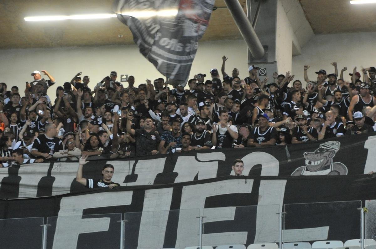 Imagens das torcidas de Cruzeiro e Corinthians no Mineiro