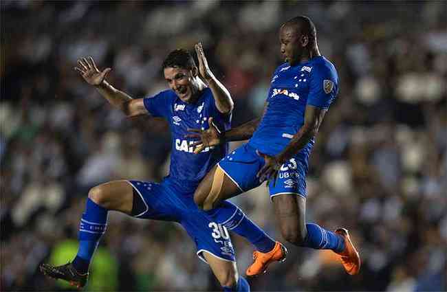 Com sarrada no ar, Sass comemora um dos gols marcados sobre o Vasco em So Janurio
