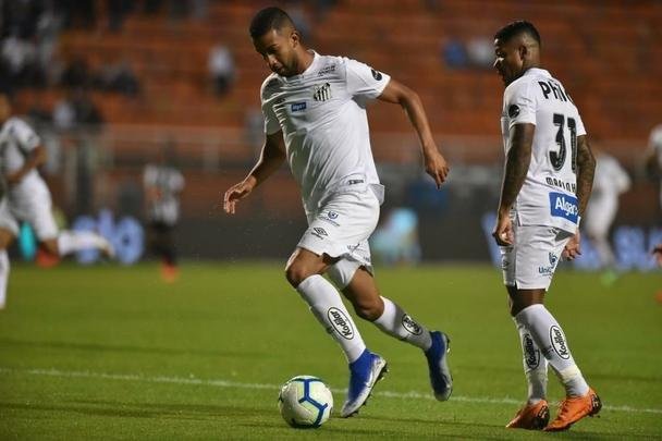 Atlético derrotou Santos por 2 a 1, de virada, com gols de Chará, e avançou às quartas de final da Copa do Brasil