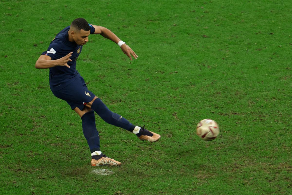 De pnalti, Mbapp marca o seu terceiro gol na final durante a prorrogao e empata para a Frana diante da Argentina: 3 a 3