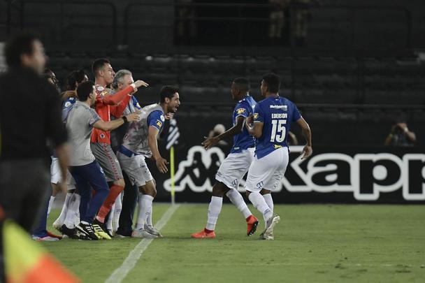 Fotos de Botafogo x Cruzeiro, no estádio Nilton Santos, pela 29ª rodada do Brasileiro