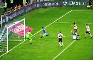 Cruzeiro x River Plate: chute na trave de Pedro Rocha