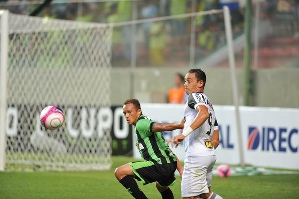 Depois de lances polmicos, Atltico confirmou vitria com gols de Rger Guedes e Ricardo Oliveira