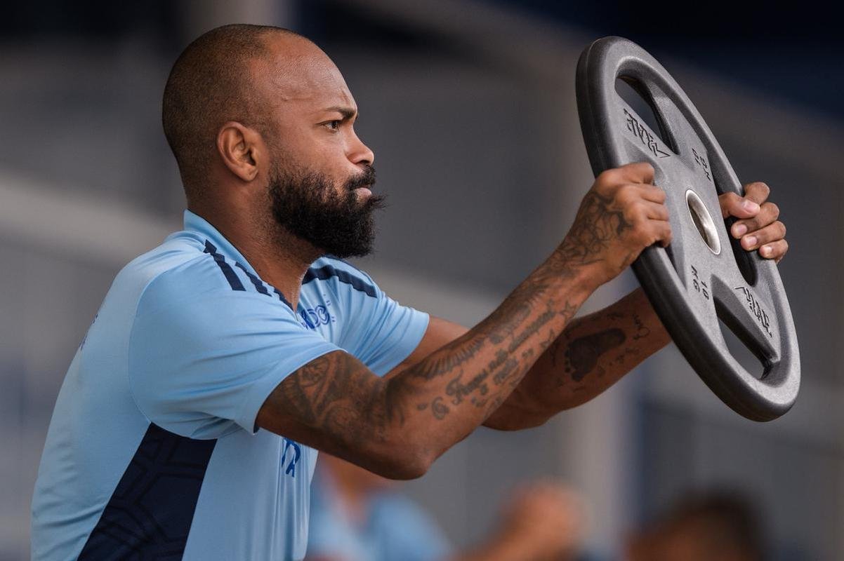 Chay, meio-campista (fim de contrato). Acertou com o Cear