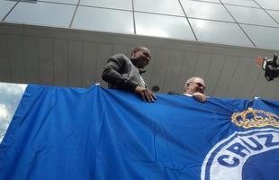 Novo reforo do Cruzeiro, Jlio Baptista foi recepcionado pelo presidente Gilvan de Pinho Tavares e acenou para torcedores da sacada da sede administrativa no Barro Preto