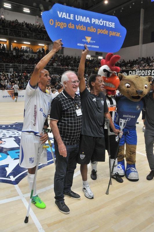 Jogo festivo e solidrio reuniu craques do futsal mineiro em BH