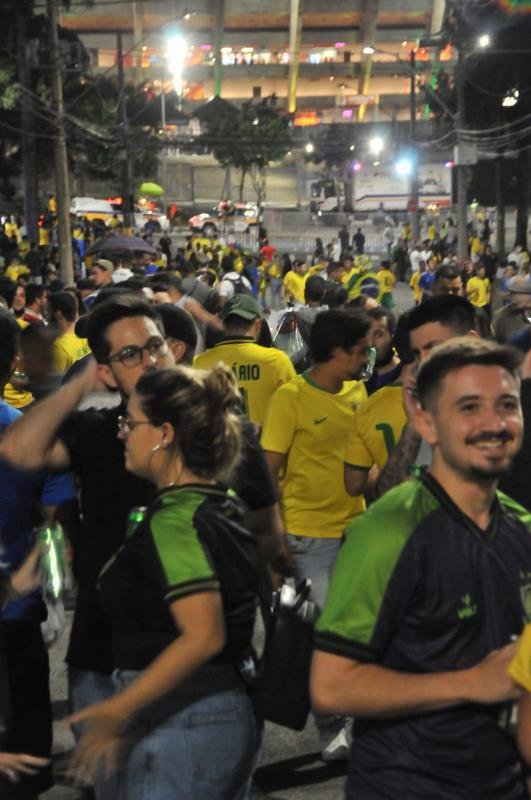 Torcedores no entorno do Mineiro, em BH, antes do jogo entre Brasil e Paraguai pelas Eliminatrias da Copa do Mundo do Catar