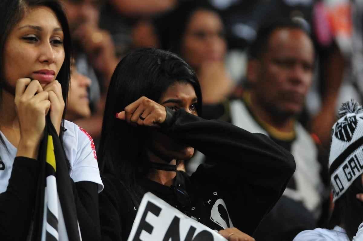 Irritados com eliminao para bolivianos no Mineiro, torcedores chegaram a oferecer dinheiro aos jogadores