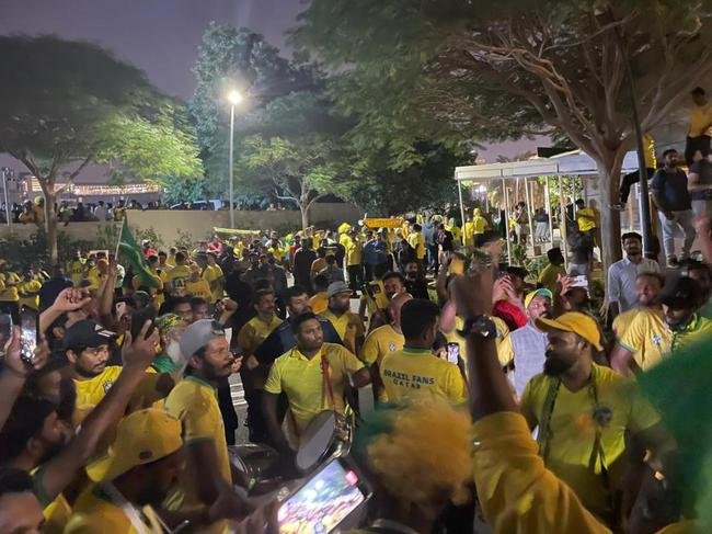 Seleção Brasileira chegou ao hotel The Westin Doha Hotel & Spa, no Centro de Doha, capital do Catar, e teve recepção calorosa de torcedores do Brasil e de outros países. Muitos curiosos apareceram para tentar ver os craques que vão buscar o hexa na Copa do Mundo