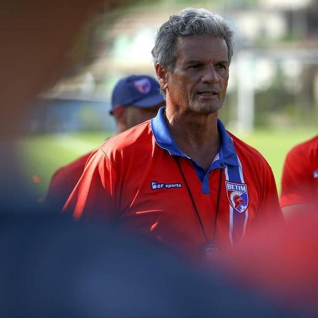 Com jogadores conhecidos da torcida mineira, como o zagueiro Edcarlos o meio-campista Leandro Domingues, o Betim apresentou o elenco nessa segunda-feira (21)