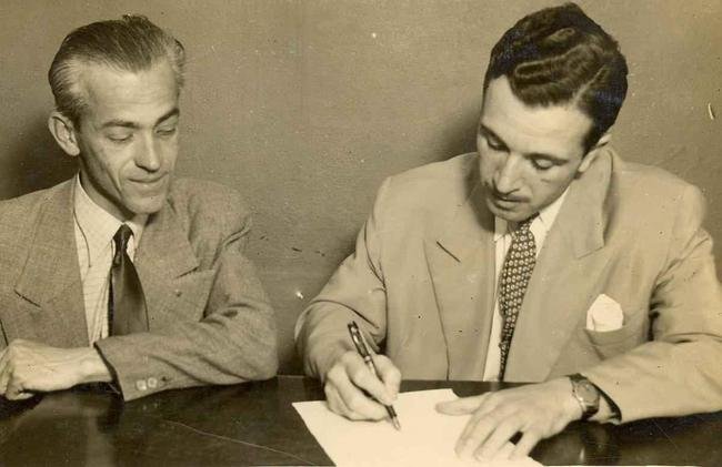 Guido Baztarrica - Natural de Buenos Aires, Guido Baztarrica foi o primeiro argentino a vestir a camisa do Atltico, entre 1945 e 1946. Atuou em quatro jogos e no fez nenhum gol. Na foto, o momento da assinatura do contrato com o clube alvinegro. Alm do time mineiro, defendeu o Boca Jrs., o Atlanta-ARG, o Argentino de Quilmes-ARG, o Pearol e o Fluminense.