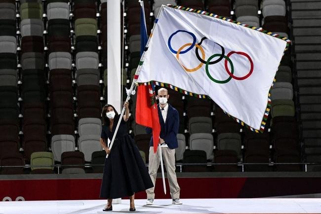 T�quio passa o bast�o a Paris, pr�xima sede dos Jogos Ol�mpicos. Na foto, o presidente do COI, Thomas Bach, e a prefeita da capital francesa, Anne Hidalgo 
