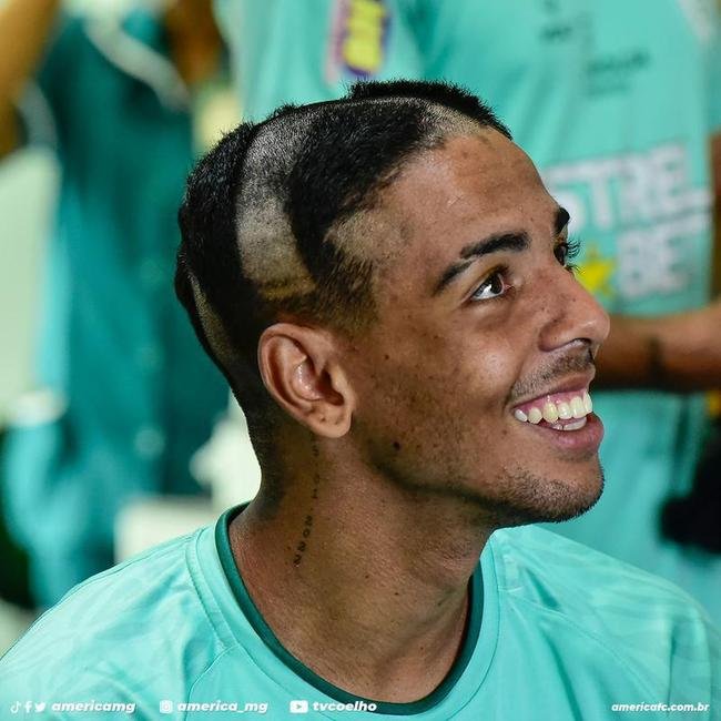 Adyson, Breno, Cssio, Jlio, Luan Campos, Mateus Henrique e Renato Marques passam por trote no Lanna Drumond