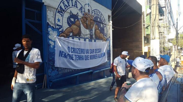 9/9 - MÁFIA AZUL SE VOLTA CONTRA A DIRETORIA: maior torcida organizada do clube e apontada nas investigações como beneficiada pela atual gestão, a Máfia Azul emite nota e pede as saídas do presidente Wagner Pires de Sá, do vice Itair Machado e do diretor-geral Sérgio Nonato. Manifestação dá início a uma série de protestos na porta da Toca da Raposa II, na sede do clube e até mesmo na portaria do prédio onde mora Itair.