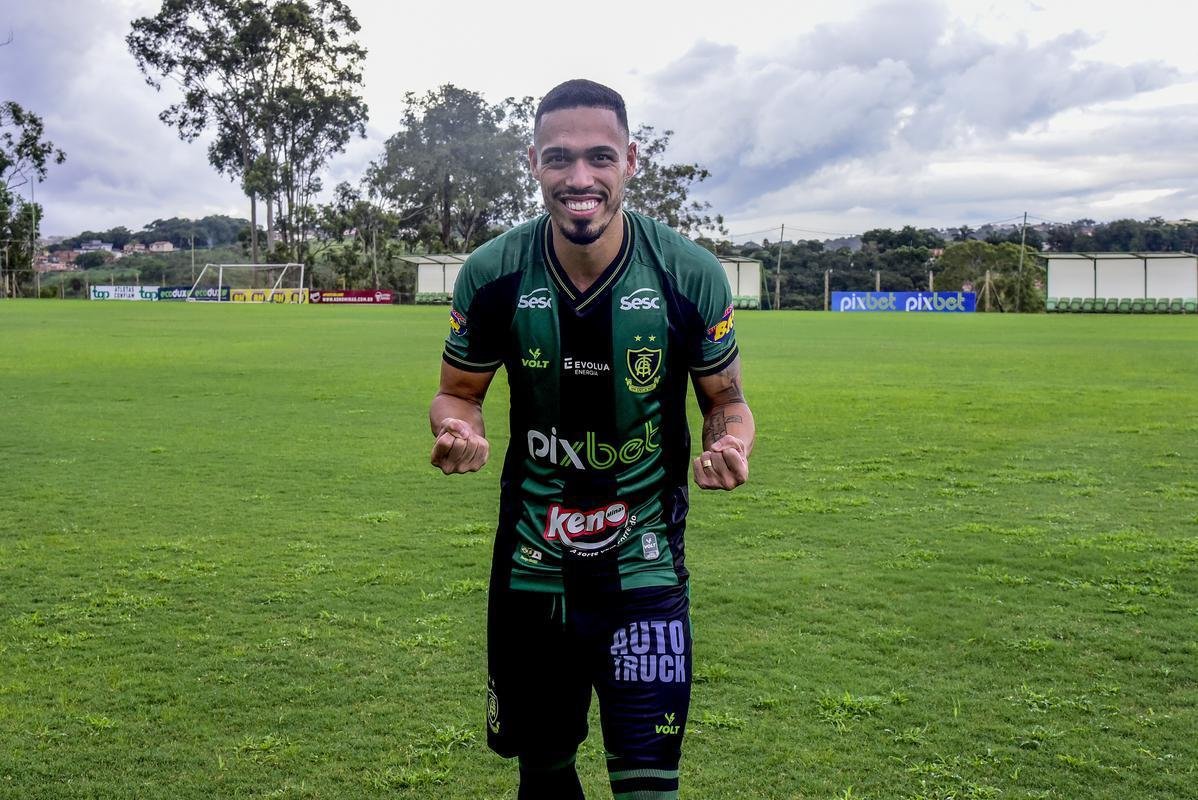 Novo reforo do Amrica para 2022, o zagueiro der foi apresentado oficialmente no dia 10 de janeiro