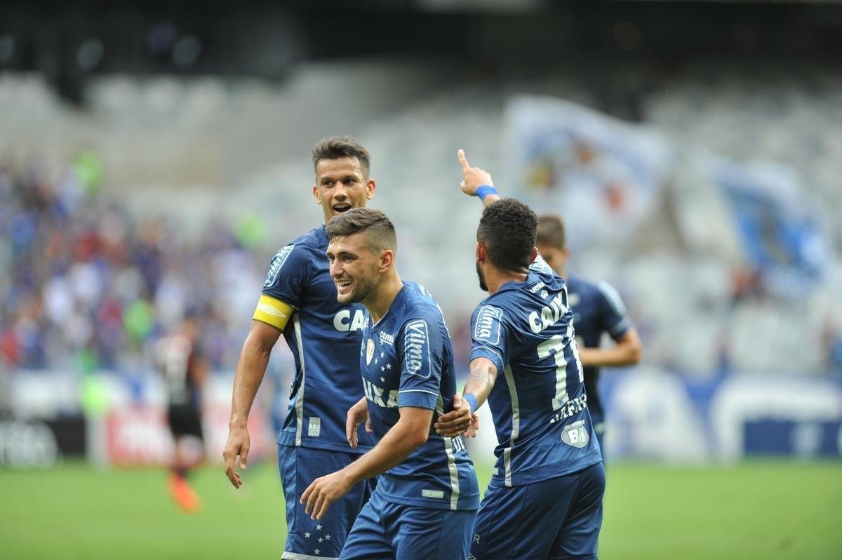 Fotos do jogo entre Cruzeiro e Atltico-PR, no Mineiro, pela 32 rodada do Brasileiro
